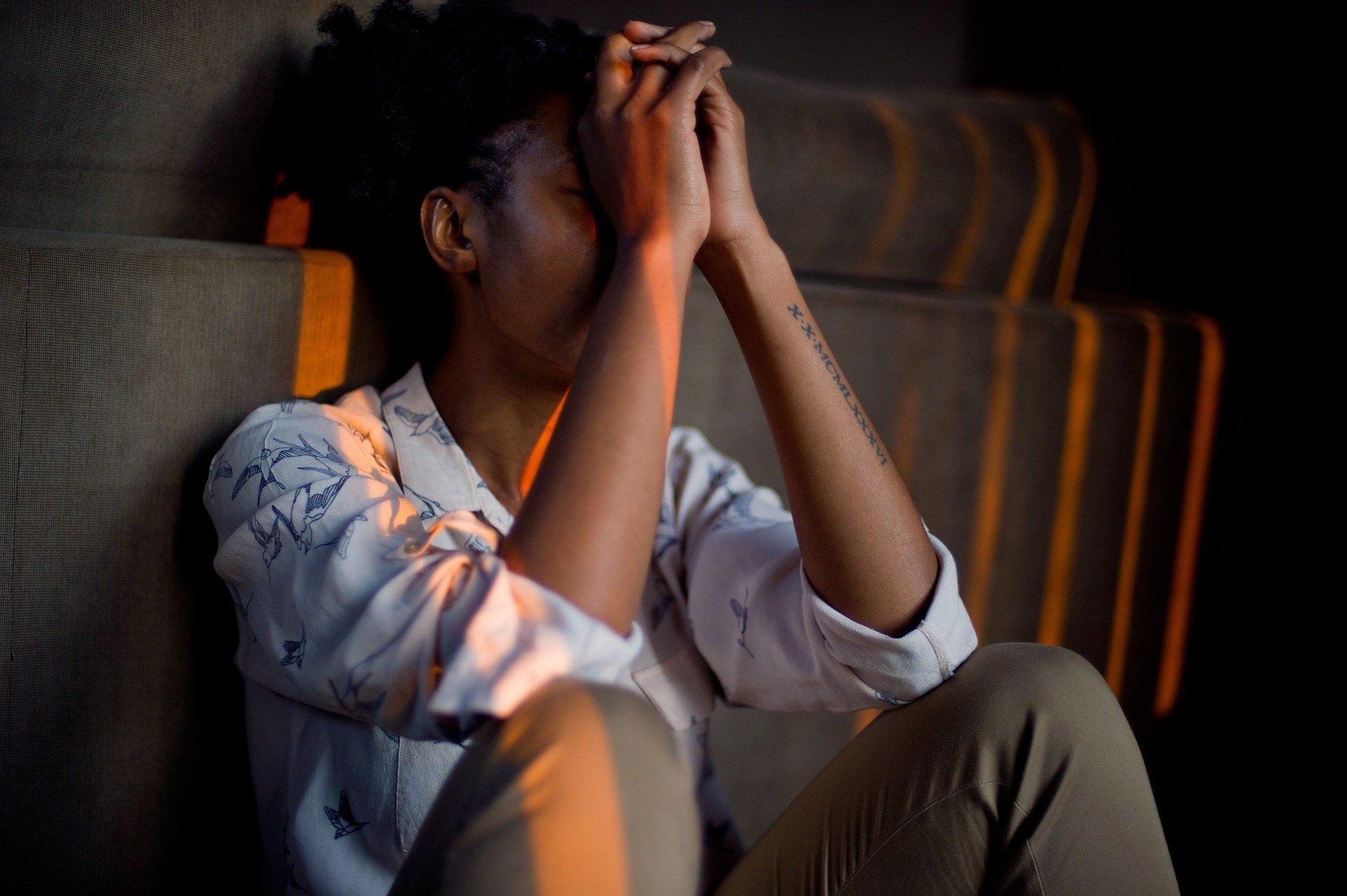 A lady mourning her loved one’s suicide A lady mourning her loved one's suicide