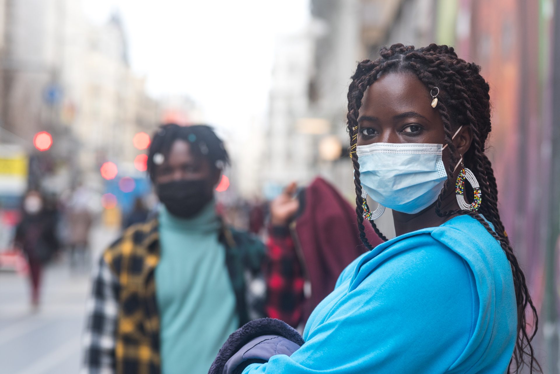 black-couple-in-the-city-with-masks-2022-01-27-17-47-19-utc